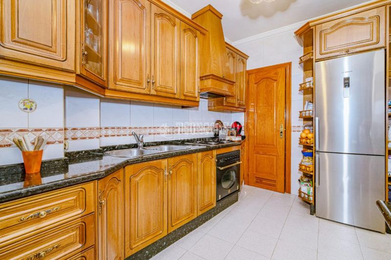 Foto cf1d9205-6227-4374-96ab-6770638f7fbc. Casa aparellada a Loja