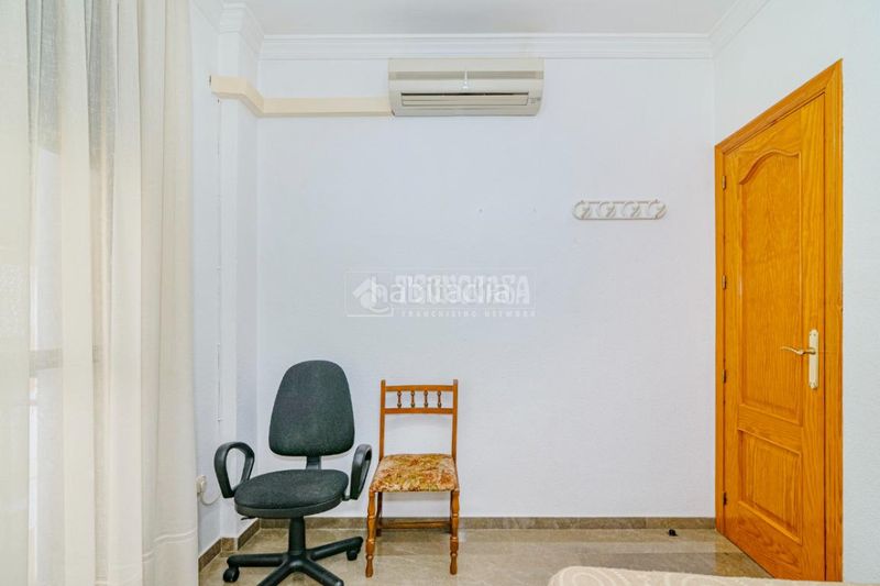 Foto d68b94e2-0662-413c-8127-c58836d3b265. Casa aparellada a Loja