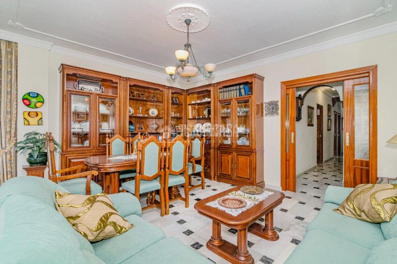 Foto 657fb4db-7724-4027-8784-b28ddb244205. Casa aparellada a Loja