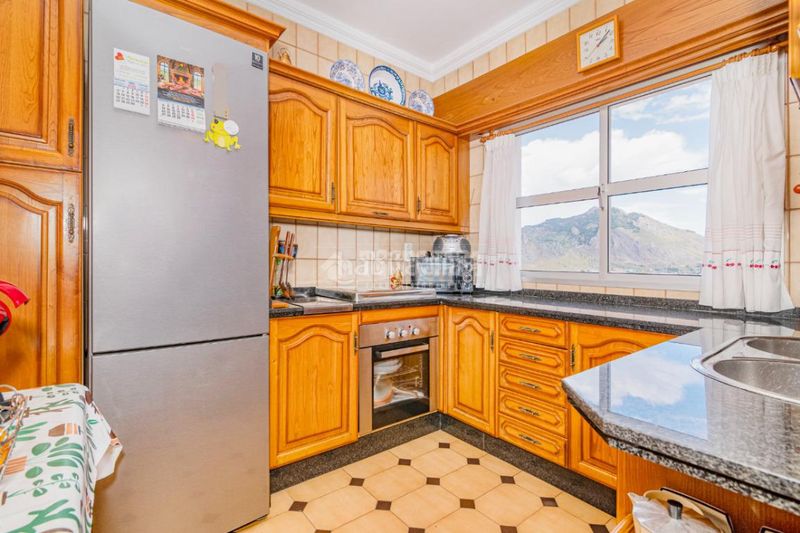 Foto 889777a8-3389-4576-a414-a89b4b7ff025. Casa aparellada a Loja