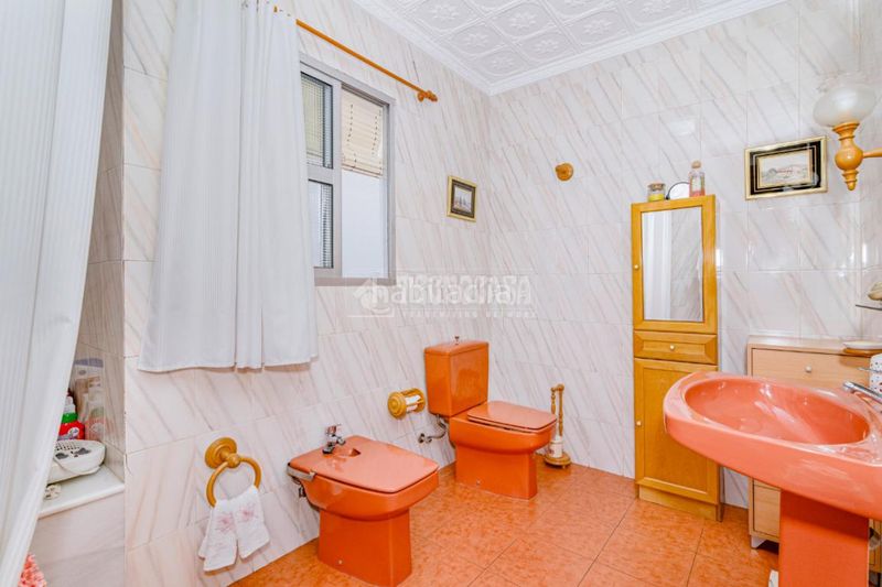 Foto b1022451-ac3d-4128-a215-1e0b2567cd59. Casa aparellada a Loja