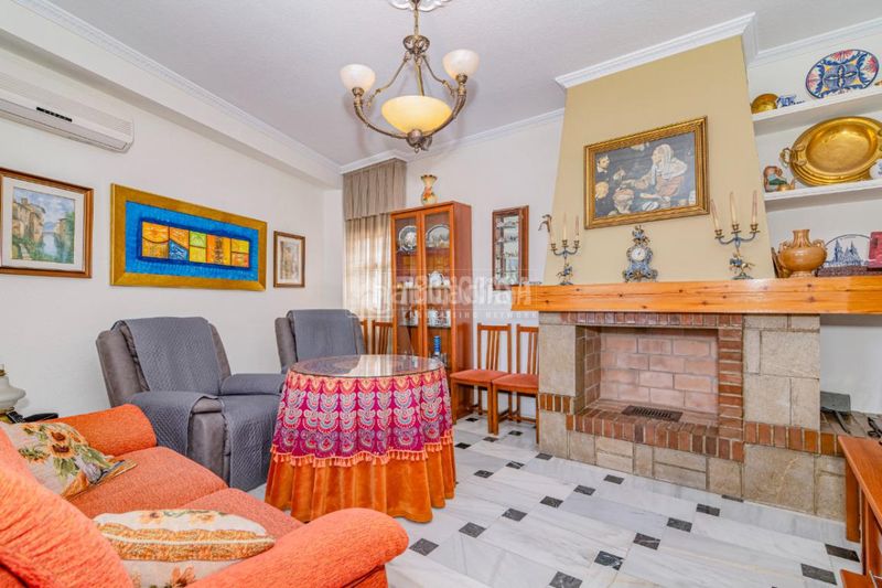 Foto b9c2b1b0-e55f-4b2d-929e-e98a4194561f. Casa aparellada a Loja