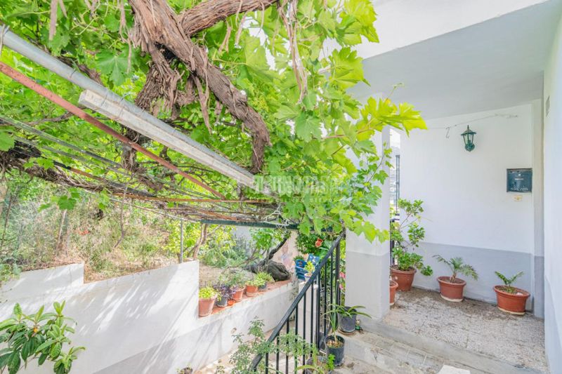 Foto bfe9b631-90f3-4a91-ab44-b83bbe57e953. Casa aparellada a Loja