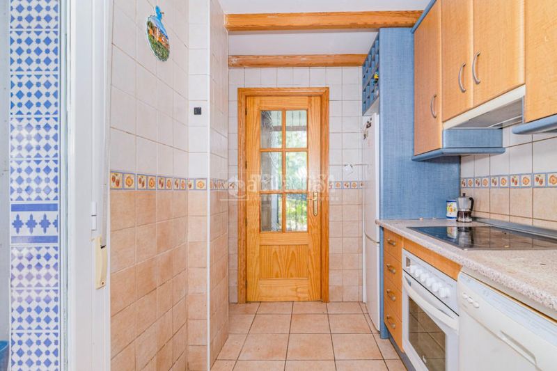 Foto ed376ff6-b2c1-4bef-9643-a74b281cd5d4. Casa aparellada a Loja