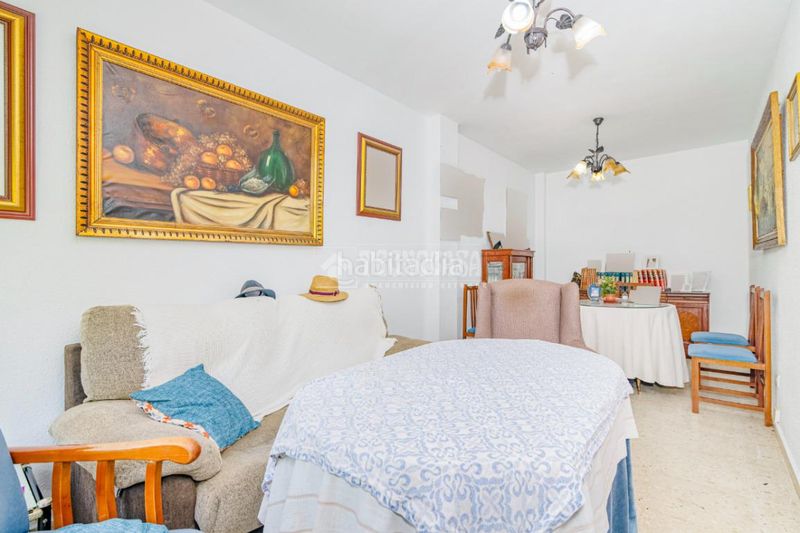 Foto f3b9c060-8cfe-4358-9c7f-8100604a0efd. Casa aparellada a Loja