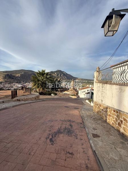 Foto fd9fdbbf-3d60-41ea-8ed9-04f131178c09. Casa aparellada a Loja