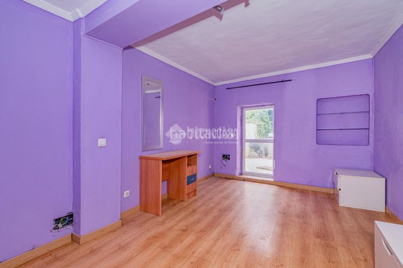 Foto a52cc38c-6f55-4828-bedc-76db7a3da101. Casa aparellada a Loja