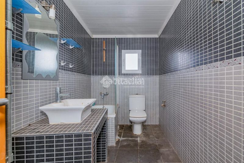 Foto b8c6e6bd-0196-4a87-80e4-b50bd1a22d4f. Casa aparellada a Loja