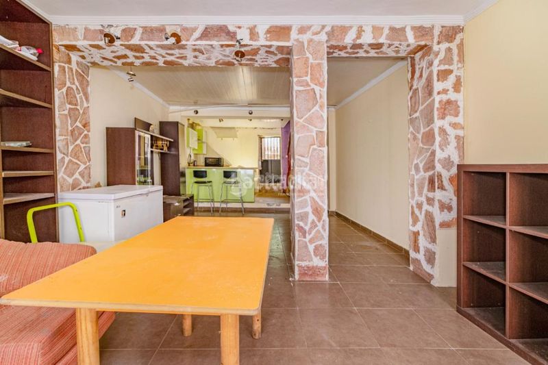 Foto e0d110dd-b9bc-4f77-8844-8f2e575fccc6. Casa aparellada a Loja