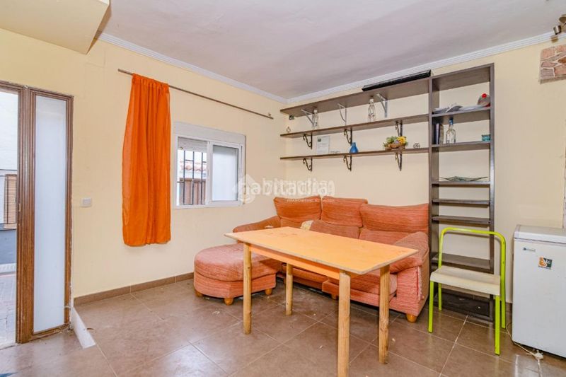 Foto f13de1a2-55f1-438f-8ac1-f57760957817. Casa aparellada a Loja