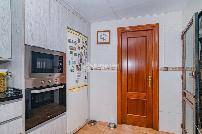 Foto 4cb840e7-a519-49a4-9617-3f4a6bfbf1bb. Casa aparellada a Loja
