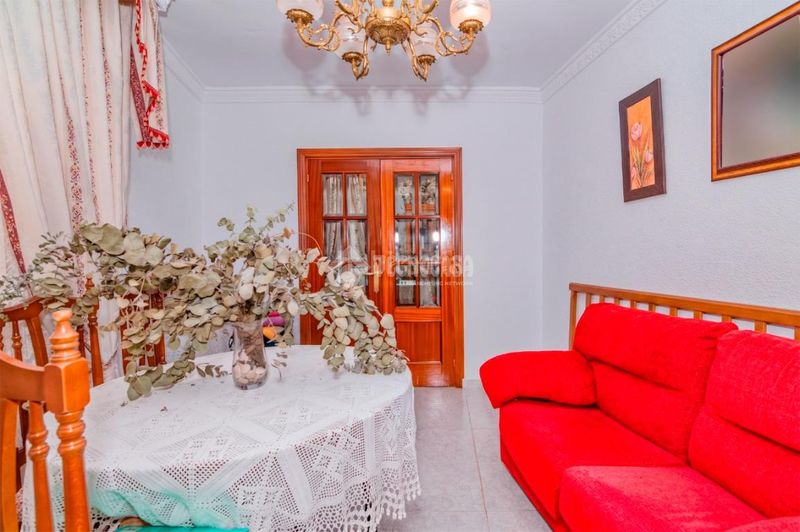 Foto 4fa09f4f-eb08-4982-b139-73e3432014cc. Casa aparellada a Loja