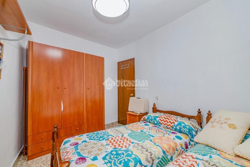 Foto bcd0d3e6-f969-4725-9a3e-cbcf33c1db08. Casa aparellada a Loja