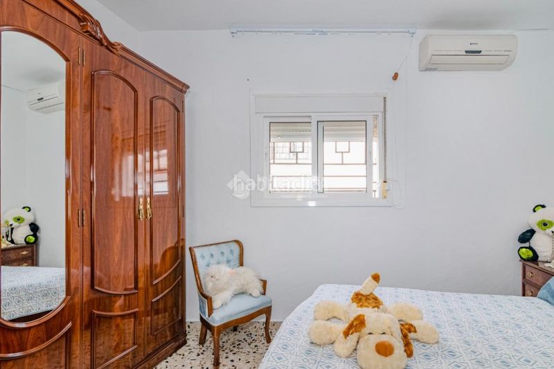 Foto ca0fc3dd-9b1d-44e7-bf33-578ed1fa53db. Casa aparellada a Loja