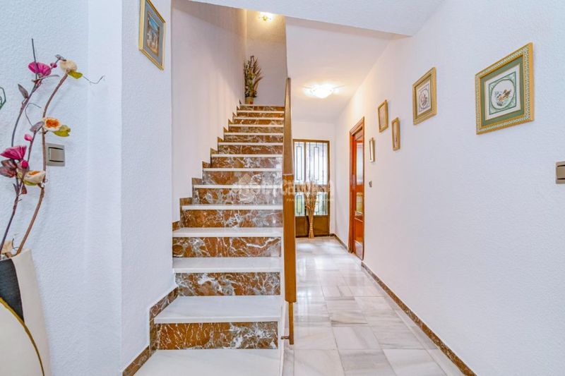 Foto cb112ee6-25fe-4a66-b4f7-b29424a5a452. Casa aparellada a Loja
