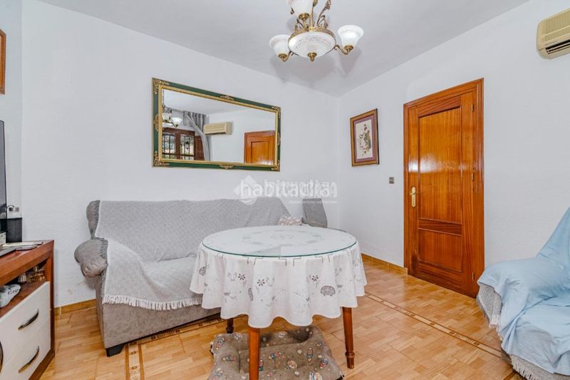 Foto d24d8d06-bfa9-4d8d-8296-b17a0fdc2b1b. Casa aparellada a Loja