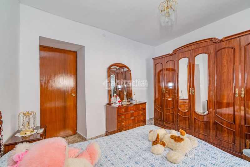Foto ee9ebbce-4fe3-4162-b721-1ea4f6c49a7d. Casa aparellada a Loja