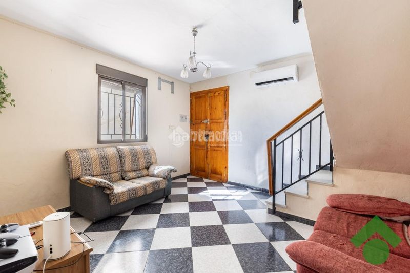 Foto a0642cd5-b337-4115-8d42-305c8d619e30. Casa aparellada a Loja