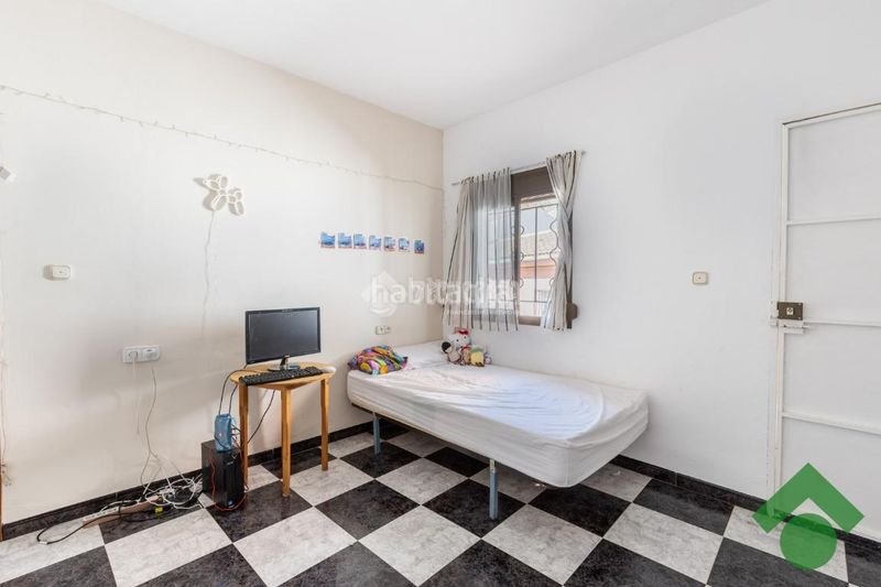 Foto b5df4c7d-1050-41ac-9d66-2305501edfd2. Casa aparellada a Loja