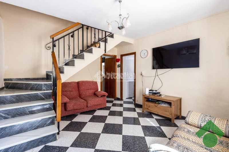 Foto be4d75b8-b859-43e5-a7c7-da35e1f7bfab. Casa aparellada a Loja