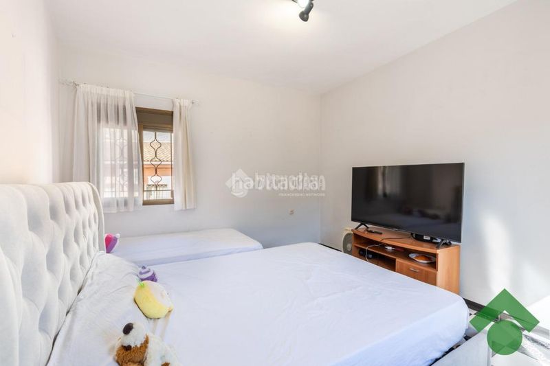 Foto ee6d663f-9e19-4360-bce7-790ce4e22e11. Casa aparellada a Loja