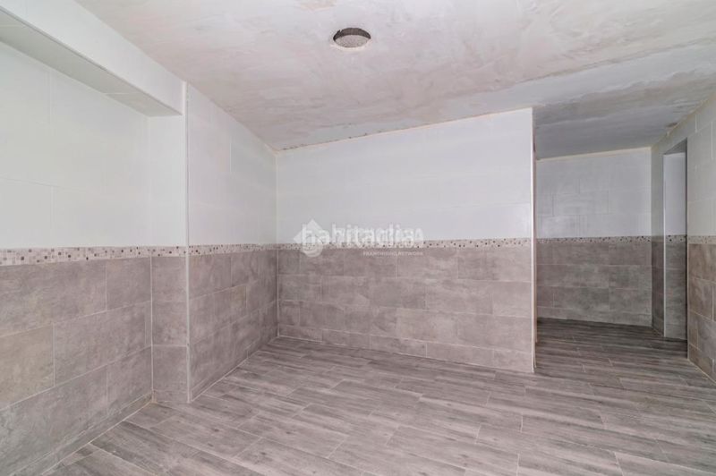 Foto 052a0880-388a-48a8-9d84-1e5f821aef4a. Casa aparellada a Loja