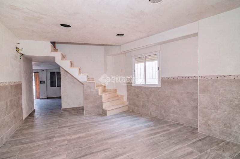 Foto 5a21065d-cd22-4ac5-827d-03f7645c1e36. Casa aparellada a Loja