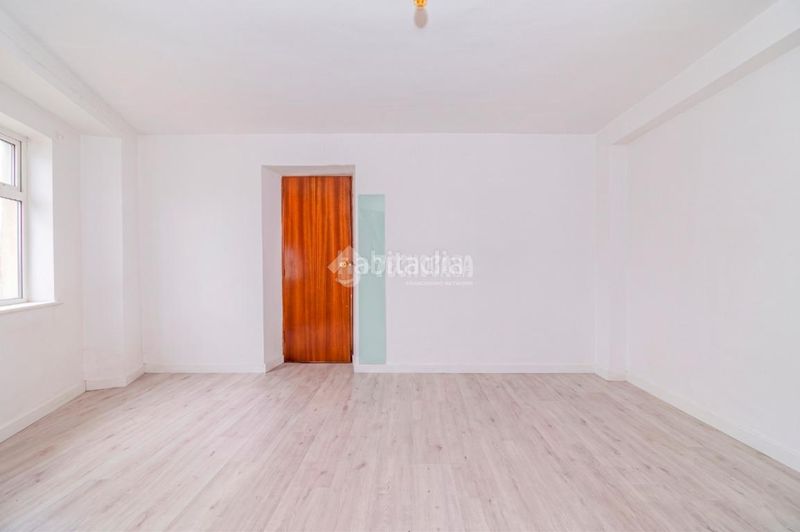 Foto 90c69df7-fbb3-4e46-9b5c-5c374cd8f46c. Casa aparellada a Loja