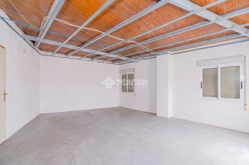 Foto b11b8002-f6f6-4dcb-bb2e-2c5475f609f7. Casa aparellada a Loja