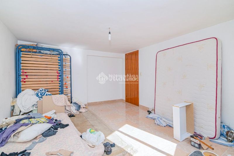 Foto c55dce17-e6bc-4152-a025-d35de2f06654. Casa aparellada a Loja
