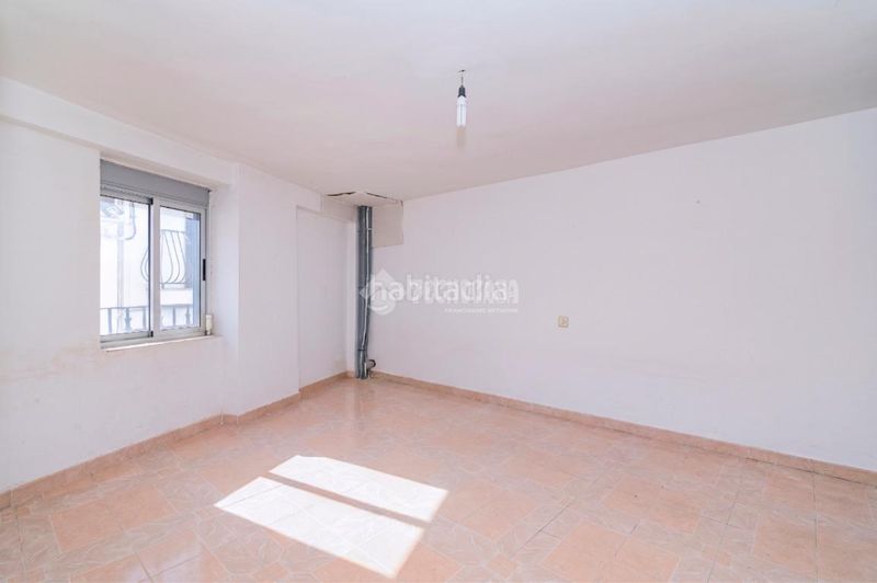 Foto f40abafd-c0a6-40a9-86e1-93fec8a09918. Casa aparellada a Loja