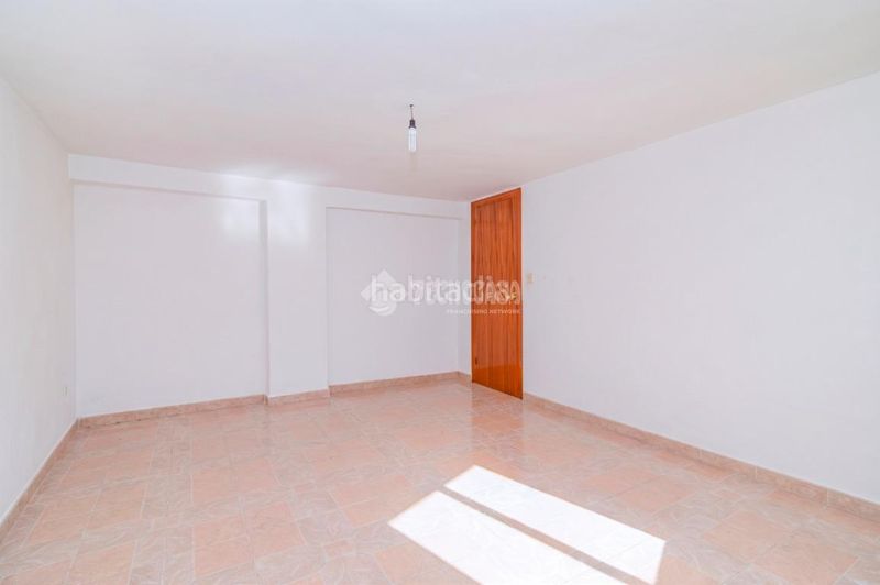 Foto f868f761-fad6-478a-88b6-e7c39ad32bd2. Casa aparellada a Loja