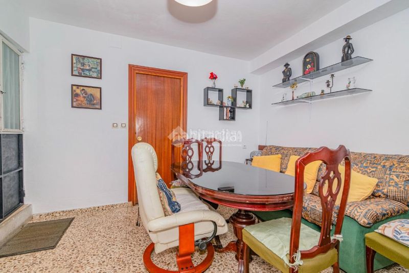 Foto a9f36e6a-b40a-4315-b336-c82a6004bc52. Casa aparellada a Loja