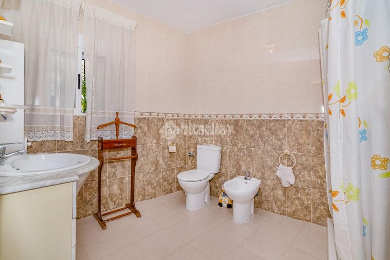Foto bbc1725a-6b6a-490f-9dc1-15883f145a3a. Casa aparellada a Loja
