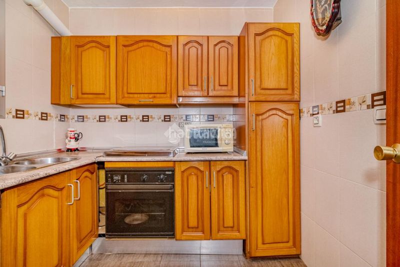 Foto c59e05ee-c7e7-406a-ad92-c4444fec7863. Casa aparellada a Loja