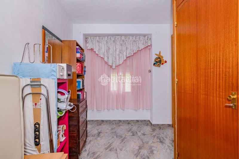 Foto f2e7aeeb-5e97-4840-bca0-24b5c624ebe3. Casa aparellada a Loja
