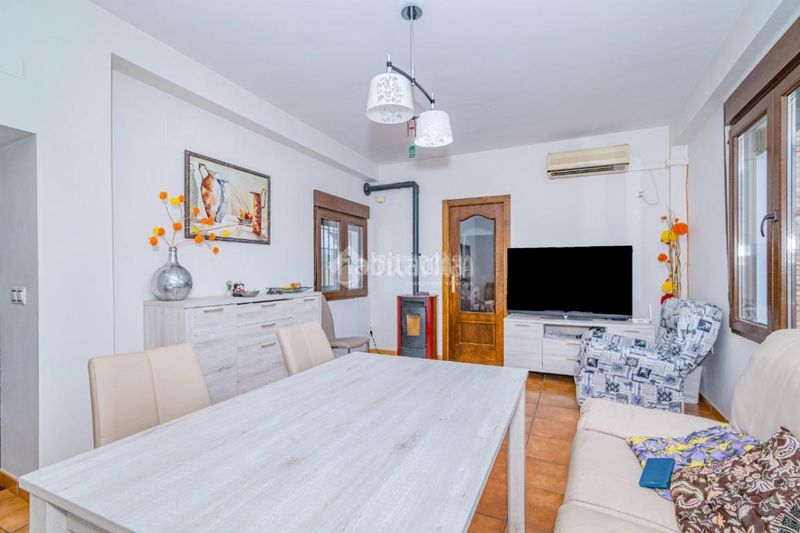 Foto 5b0a9e69-5c46-4ed5-84d8-93af669ead25. Casa aparellada a Loja