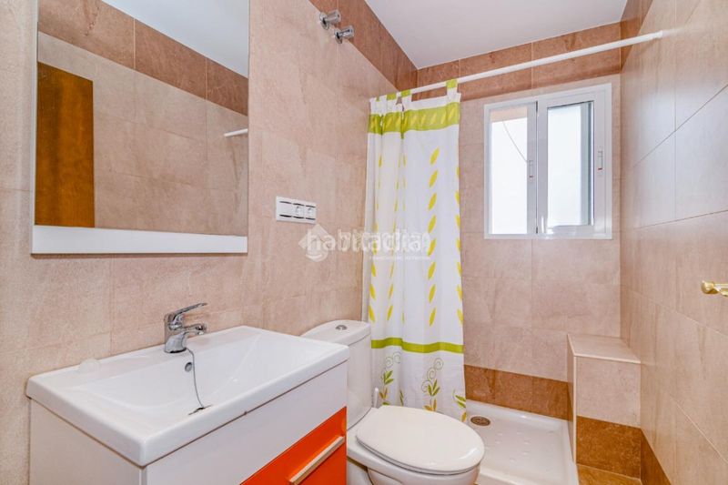 Foto 5b5328ec-b061-4926-971c-4eb7ab14b0a5. Casa aparellada a Loja