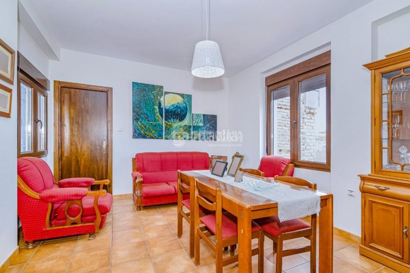 Foto 5b64b9ff-7167-4f27-9221-3f9b3f09c835. Casa aparellada a Loja