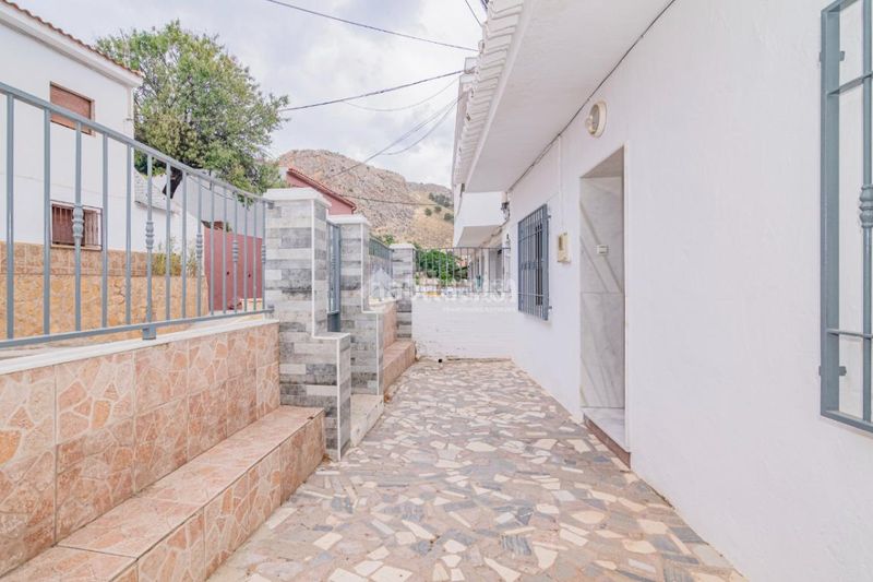 Foto a1fe93d5-41fa-4d67-b5af-744c0781c355. Casa aparellada a Loja