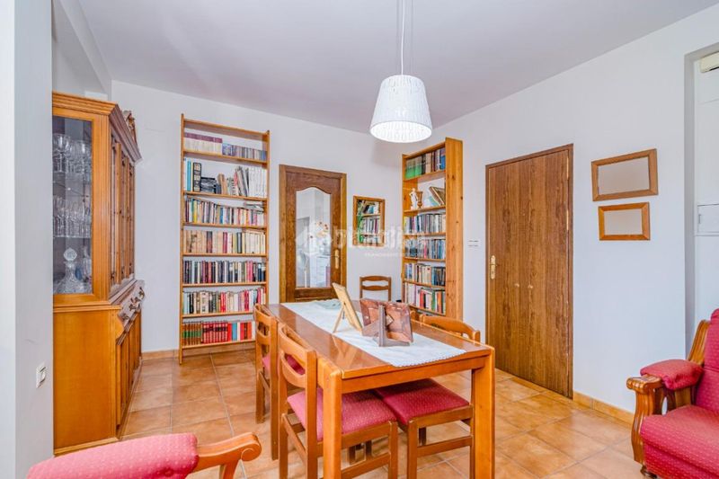 Foto b8509295-9764-40c9-a282-3721454aee68. Casa aparellada a Loja