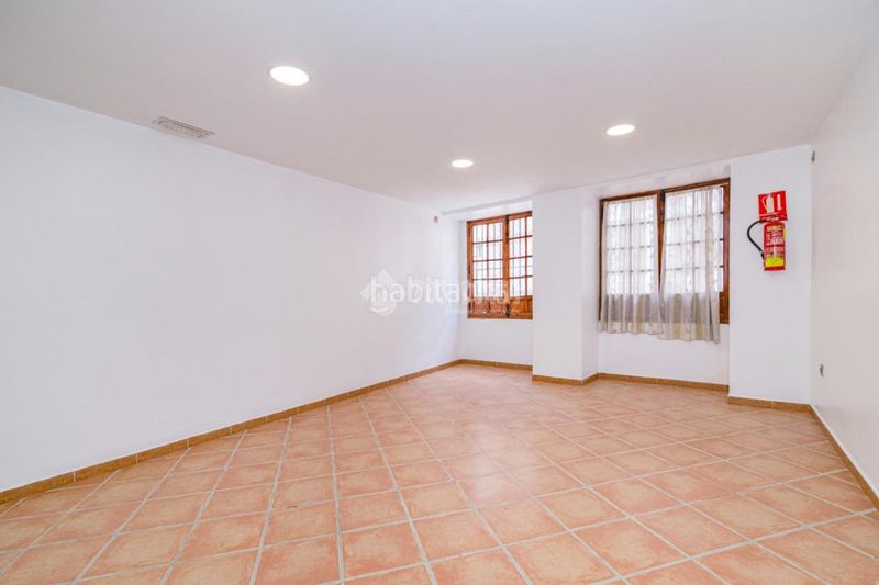 Foto c124acfd-2f92-4d56-b1d7-de3bbf2c9b62. Casa aparellada a Loja