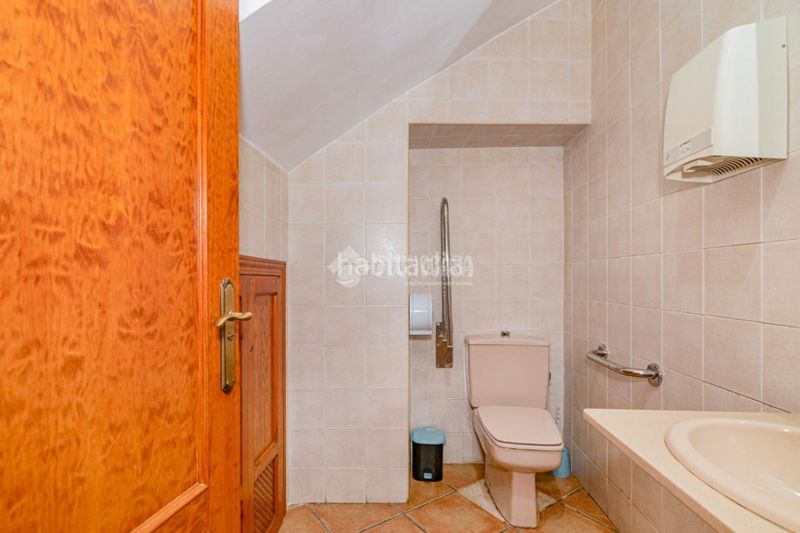 Foto c5a829a6-3432-40ef-8152-c0b039193dda. Casa aparellada a Loja
