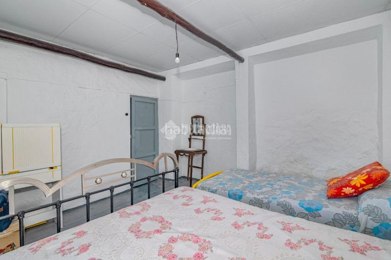 Foto 7c81cdd5-29ac-41b2-8977-957331f45d6b. Casa aparellada a Loja