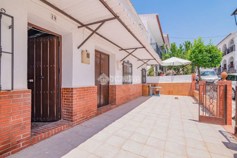 Foto c2800bcc-7363-4ee2-b3b1-5c60125f5ba8. Casa aparellada a Loja