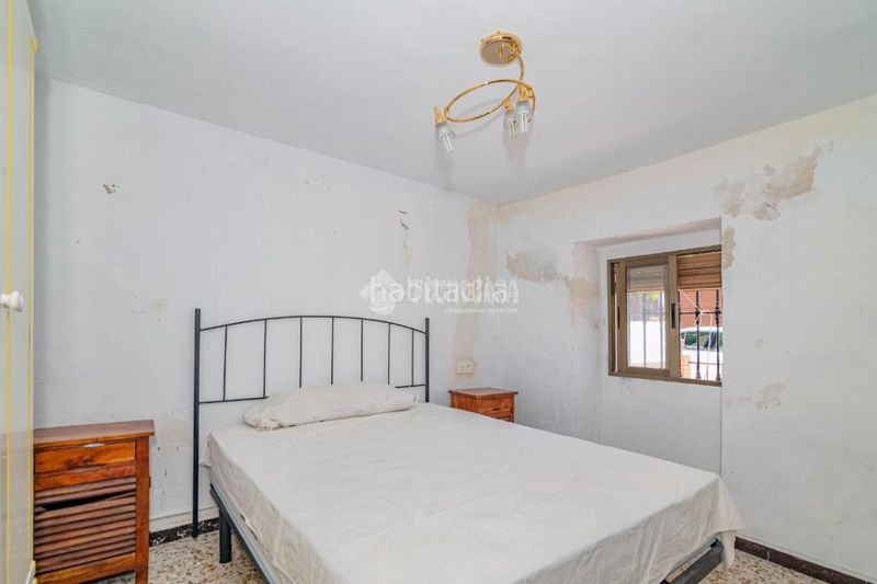 Foto ca33fac5-53ae-4c16-bce8-cb3aabc74bd6. Casa aparellada a Loja