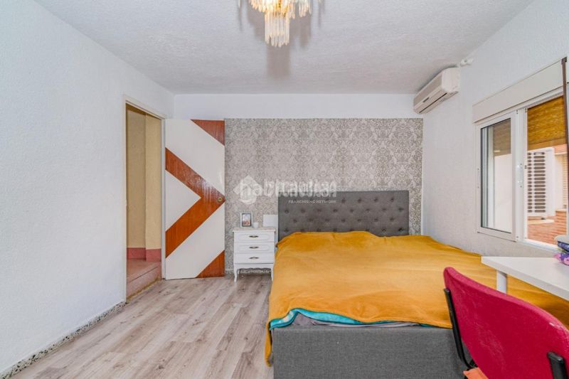 Foto dd6adeea-b6ef-4c39-8186-16c0a71058bf. Casa aparellada a Loja