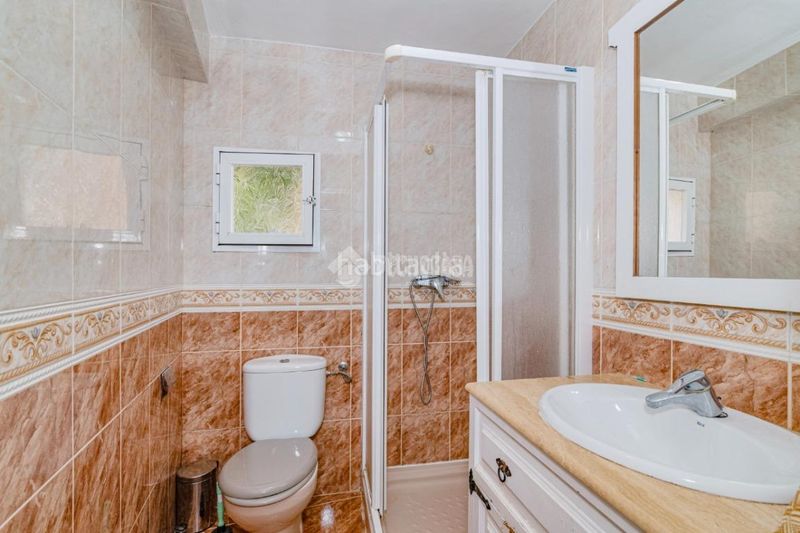 Foto f879f7f8-b9b6-41dc-8758-81b63ded9d01. Casa aparellada a Loja