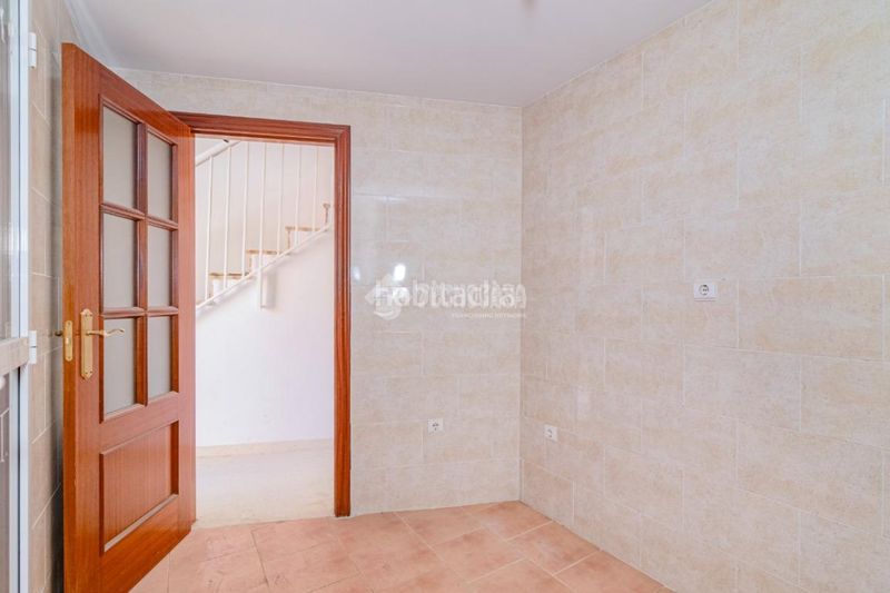 Foto 38d0f173-173b-4279-b121-7b50b94cd30c. Casa aparellada a Loja