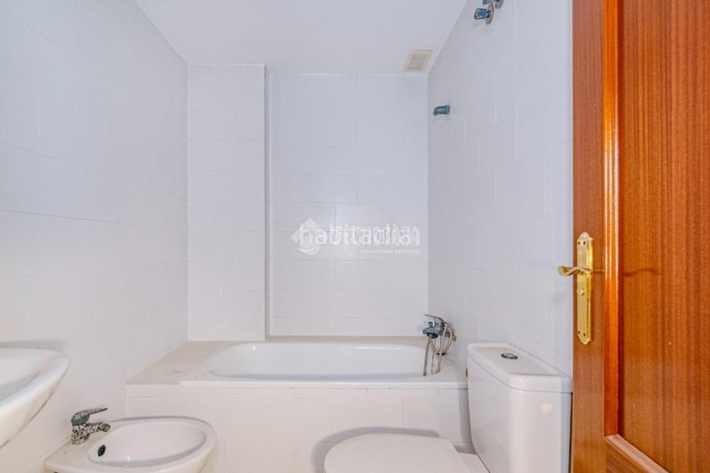 Foto 39298a52-9e42-4422-8c79-2fbb0730de1b. Casa aparellada a Loja